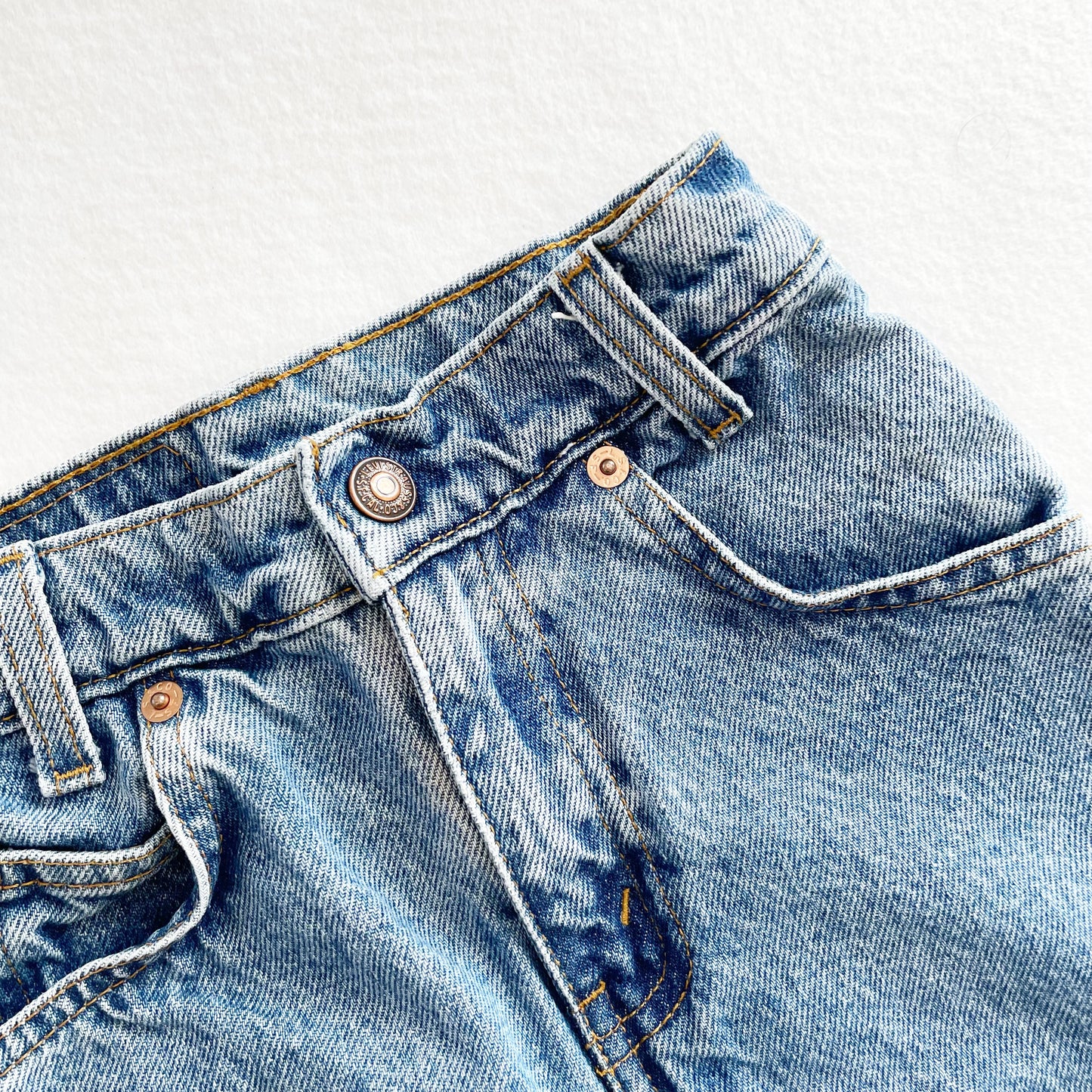 Levi’s Medium Wash 550 Orange Tab Jeans • 7 slim