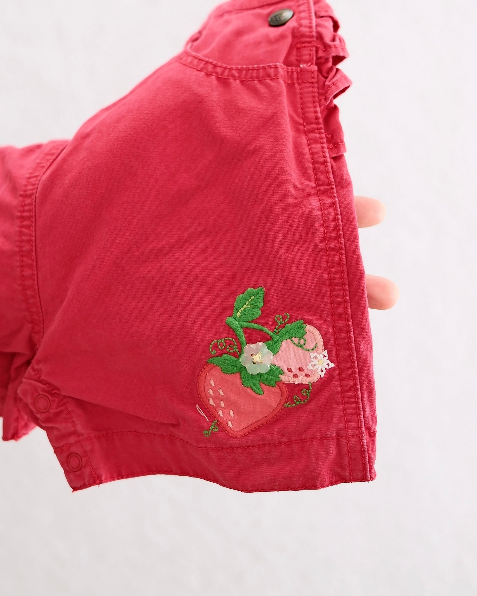 Y2K Gymboree 2007 Strawberry Farm Appliqué Ruffle Shortall: 12-18 Months - Yellow Clover Vintage Kids Clothes