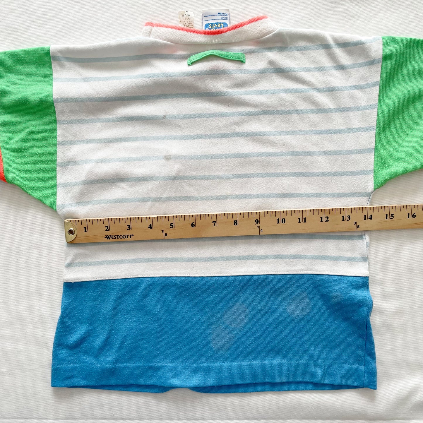 Levi’s Underwater Explorer Patches Tee • 7y? - Yellow Clover Vintage Kids Clothes