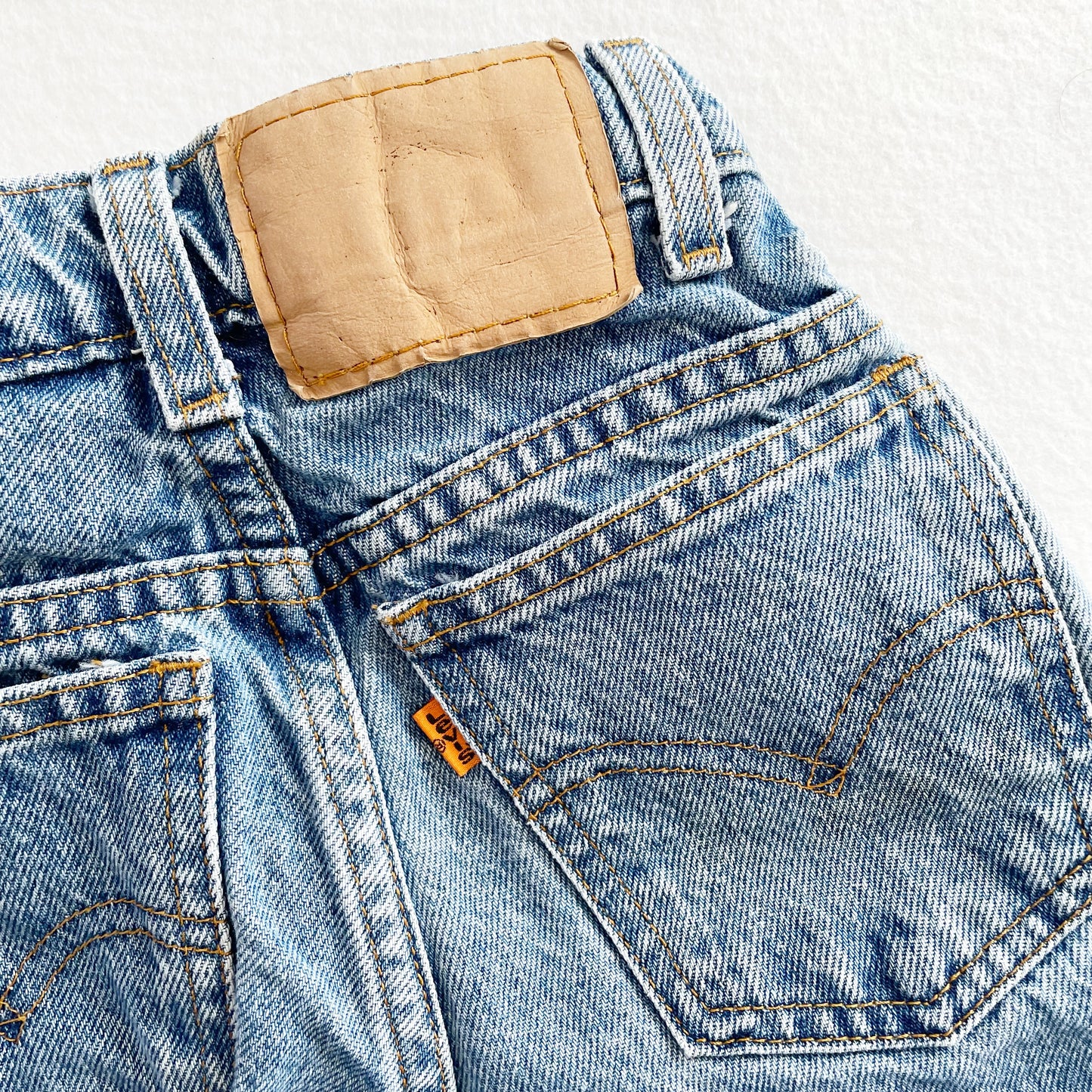 Levi’s Medium Wash 550 Orange Tab Jeans • 7 slim